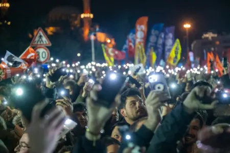 Large crowds rally as Imamoglu appears in court