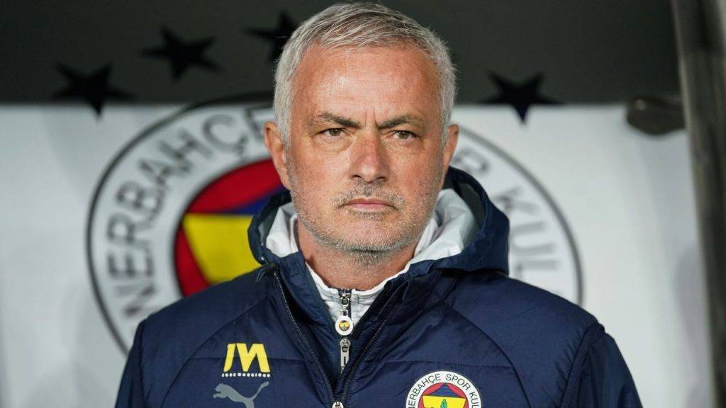 Jose Mourinho grabs Galatasaray coach’s nose after Turkish Cup defeat