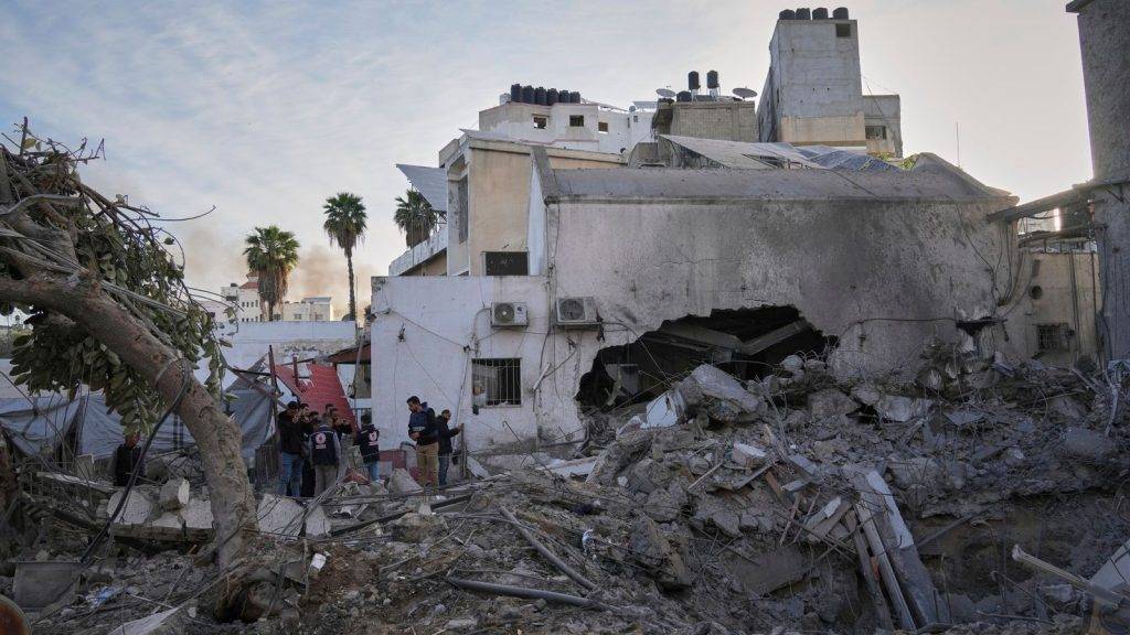 Israeli air strike hits Gaza hospital