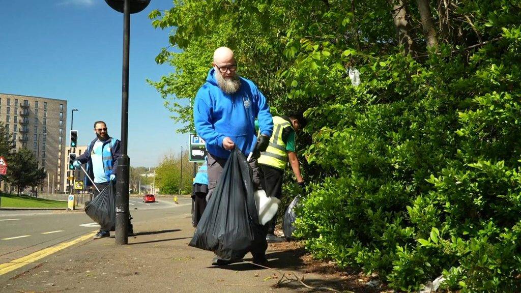 How volunteers are taking action to avoid ‘drowning in rubbish’ How volunteers are taking action to avoid ‘drowning in rubbish’
