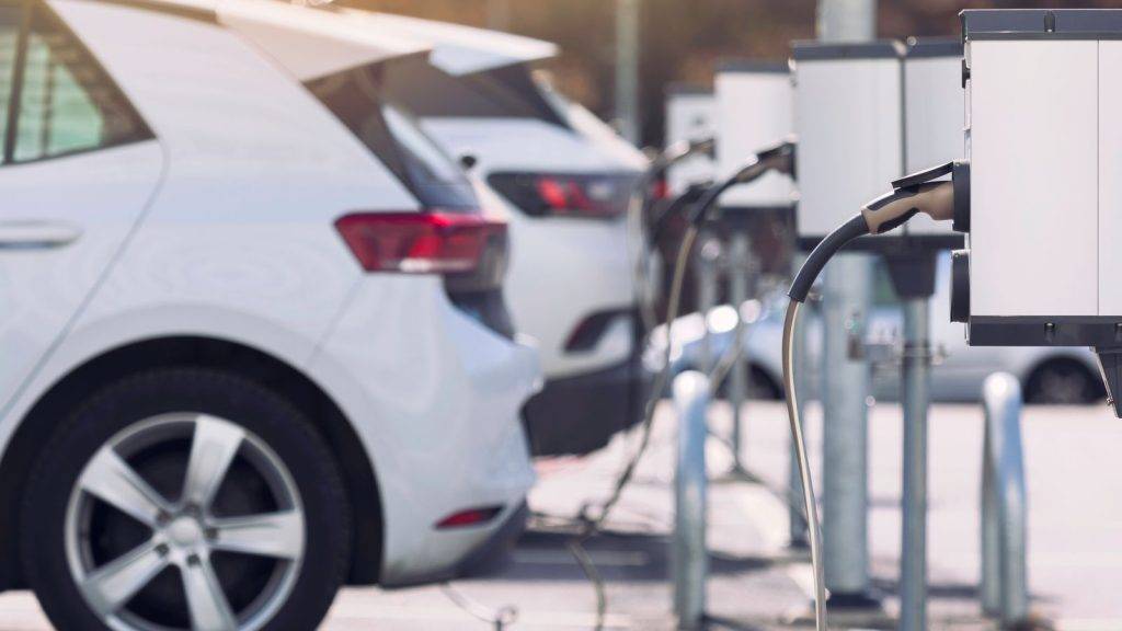 Starmer promises ‘bold changes’ to rules over electric cars in wake of Trump’s tariffs