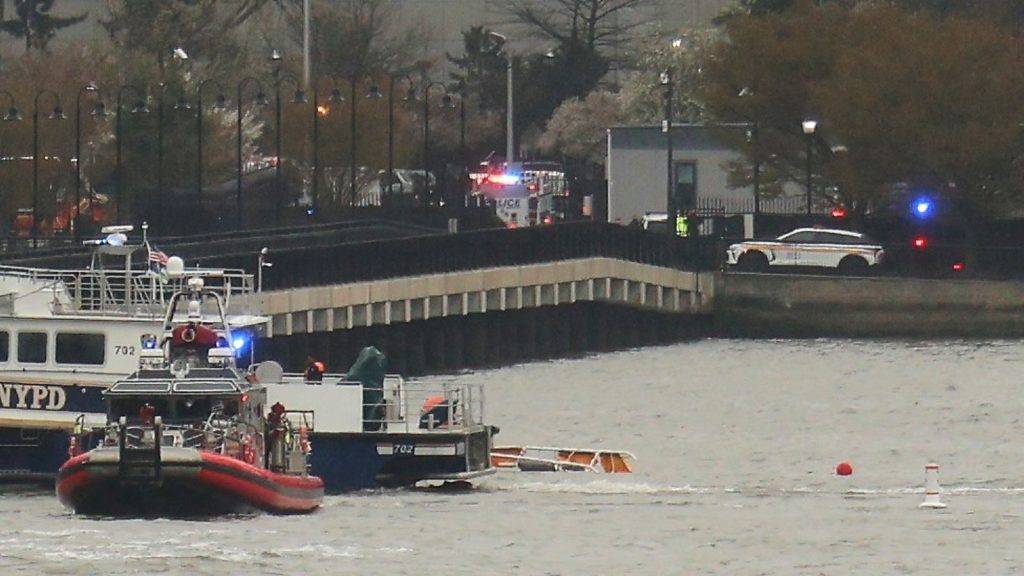 Helicopter crashes in Hudson River near Manhattan in New York Helicopter crashes in Hudson River near Manhattan in New York