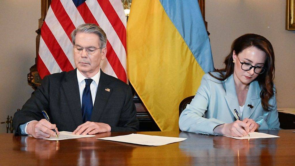 US and Ukraine sign deal to establish investment fund US and Ukraine sign deal to establish investment fund