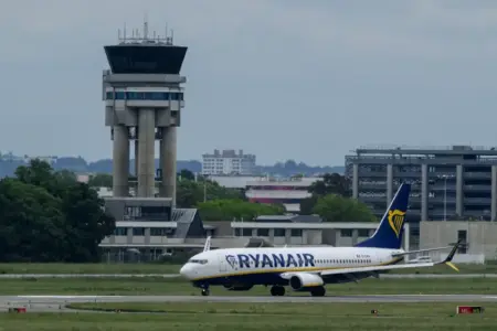Consumer groups urge EU to press airlines over baggage fees