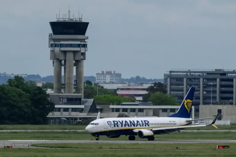 Consumer groups urge EU to press airlines over baggage fees