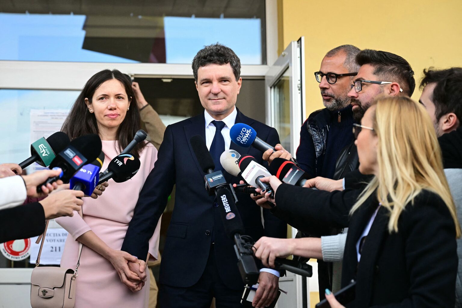 Romania elections: Historic victory for pro-European candidate