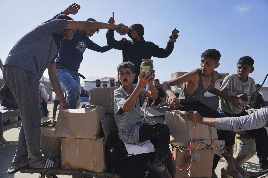 Israel blocks meeting over independent Palestinian state 1 - WTX News Breaking News, fashion & Culture from around the World - Daily News Briefings -Finance, Business, Politics & Sports News Starving Palestinians in Gaza rejoicing at the sight of some food in Gaza.