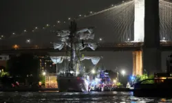 Mexican Navy ship crashes into Brooklyn Bridge
