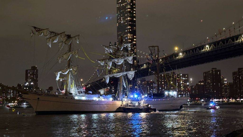 Mexican navy training vessel hits New York’s Brooklyn Bridge as reports say three injured