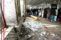 Suicide bombing kills six Pakistani soldiers near India border