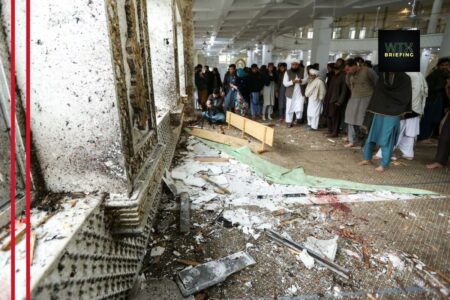 Suicide bombing kills six Pakistani soldiers near India border