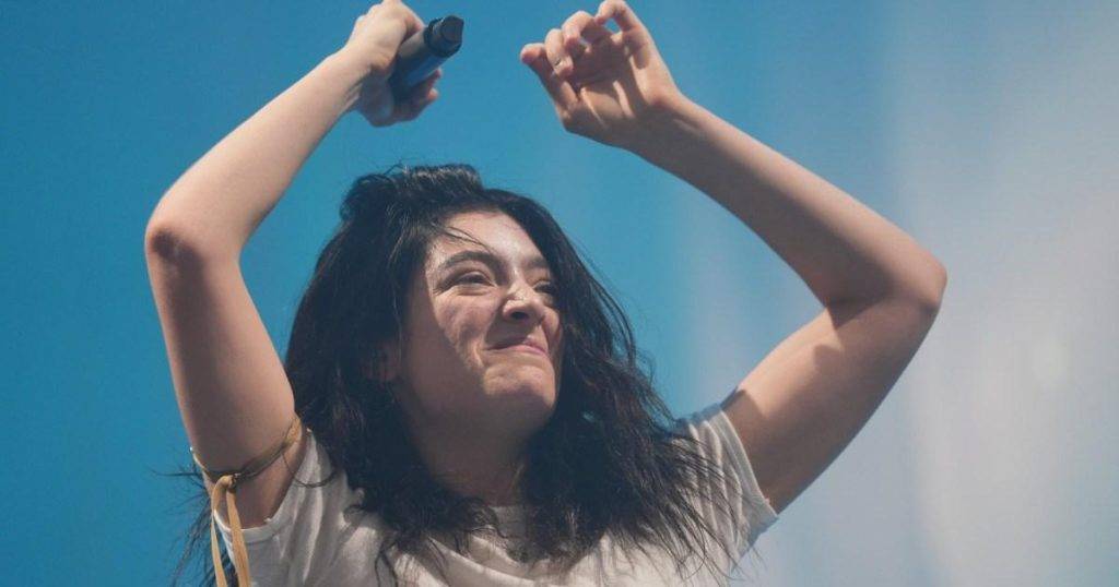 Lorde shocks fans releasing album cover with nude photo of herself Lorde shocks fans releasing album cover with nude photo of herself