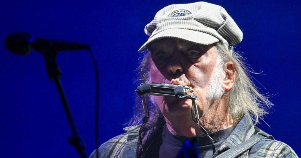 Glastonbury headliner used cheat sheet on stage to remember his own lyrics