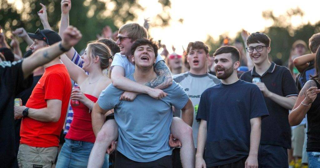 Ticketless Oasis fans enjoy Heaton Park gig for free thanks to ‘Gallagher Hill’ in Manchester