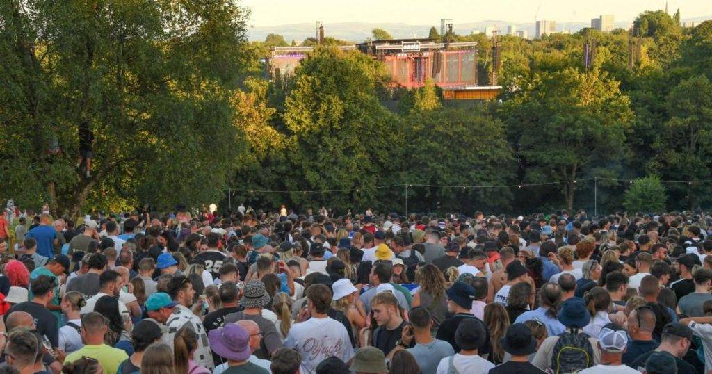 Fences built around Oasis’s Manchester gig as ticketless fans given stern warning Fences built around Oasis’s Manchester gig as ticketless fans given stern warning