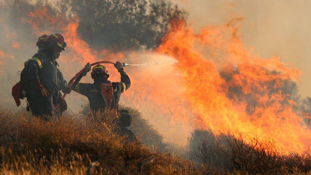 Wildfire tears through southern Crete, forcing more than 1,500 to flee homes and hotels