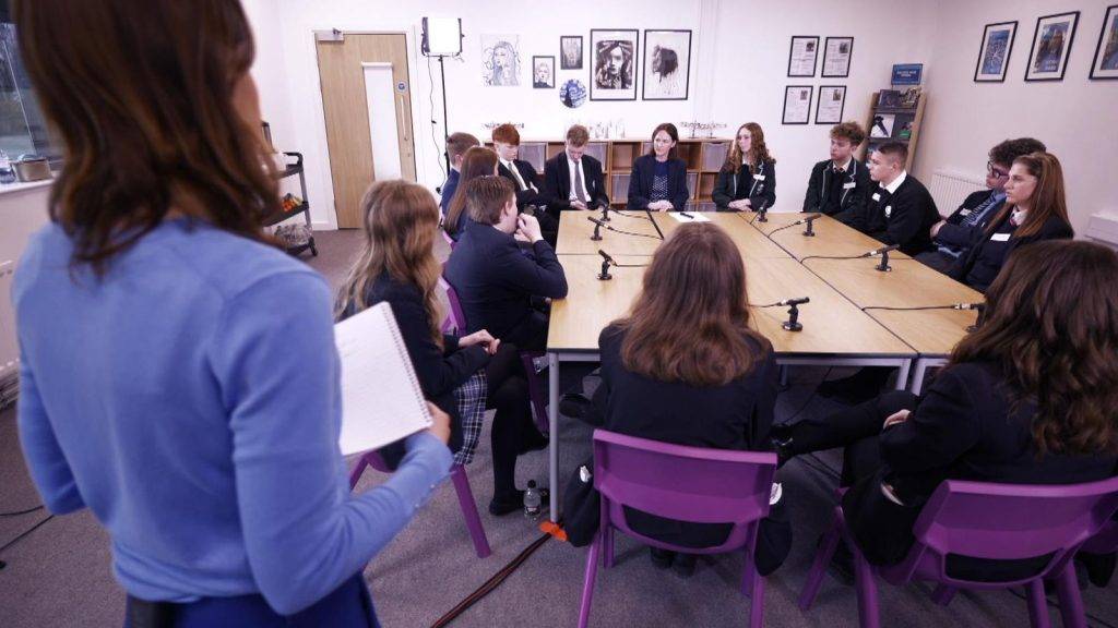 Two hour screen time limit and curfews for children being considered by government