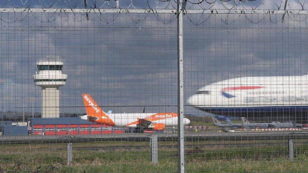 Gatwick second runway given green light by government