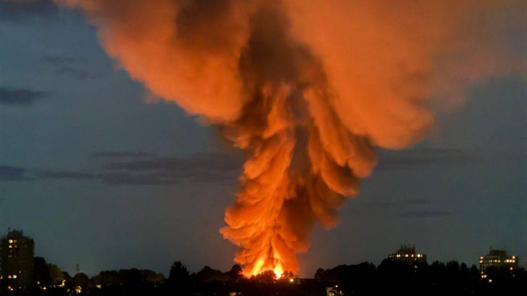 Massive explosion at warehouse on Groundwell Industrial Estate in Swindon