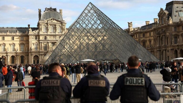 Police arrest four more suspects in Louvre heist