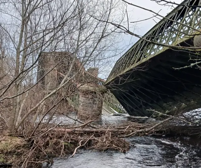 Historic 140-Year-Old Railway Bridge Beloved by Walkers Falls into River Spey Historic 140-Year-Old Railway Bridge Beloved by Walkers Falls into River Spey