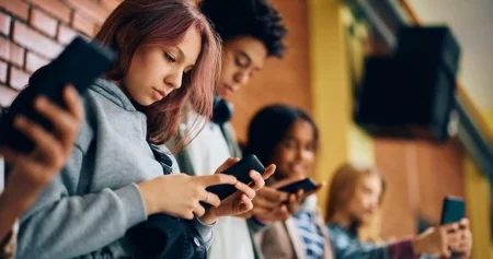 Backbench Rebellion Pressures Starmer on Social Media Ban for Teens Backbench Rebellion Pressures Starmer on Social Media Ban for Teens