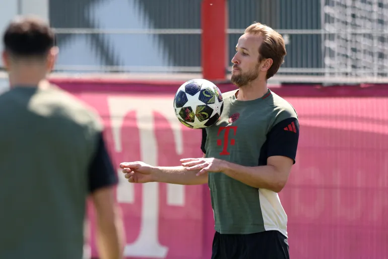 Bayern Munich's English forward #09 Harry Kane and teammates warm up during a training session of FC Bayern Munich in Munich, southern Germany on April 27, 2026, ahead of the UEFA Champions League semi-final first leg football match against Paris Saint-Germain (PSG) to be played in Paris. (Photo by Alexandra BEIER / AFP)