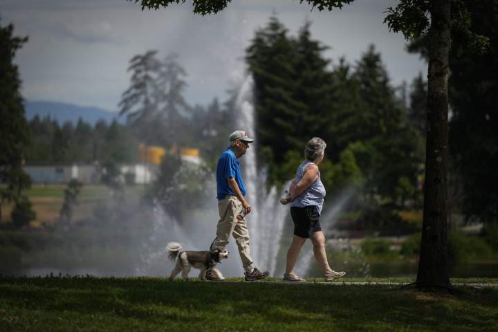 elderly couple walking e1780593407156