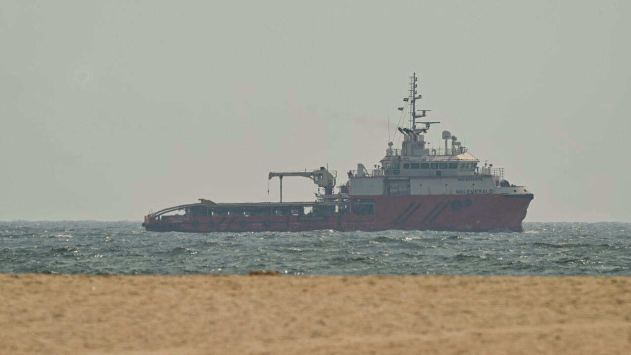 Financial Times - Savers withdrew nearly $60bn from three US banks as Apple raises heat WTX News Live: US launches strikes after Iran fires on ship in Strait of Hormuz