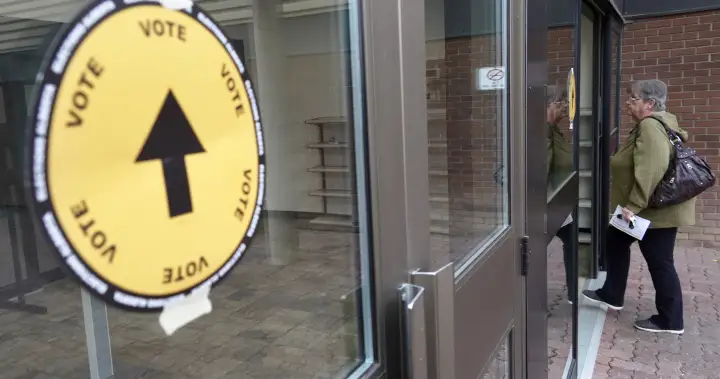 Financial Times - Savers withdrew nearly $60bn from three US banks as Apple raises heat WTX News 1792461616 CP177116593