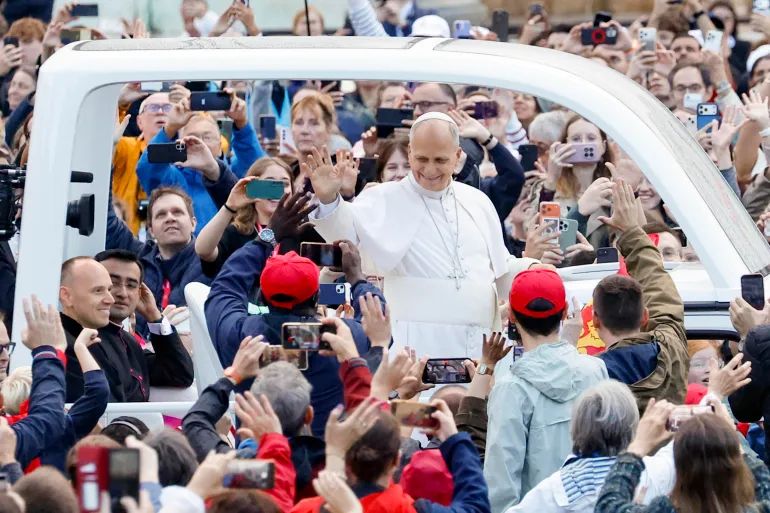 epa13319163 Pope Leo XIV greets the faithful during his weekly general audience, in Vatican City, 21 October 2026. Pope Leo XIV held his General Audience as he is continuing his post-operative recovery in the Apostolic Palace following the pontiff's surgery for pulmonary adenocarcinoma on October 13. EPA/FABIO FRUSTACI